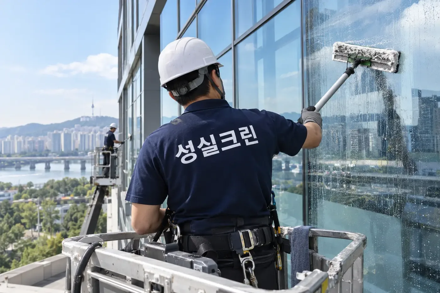 성실크린 부산북구 건물유리외벽청소 현장
